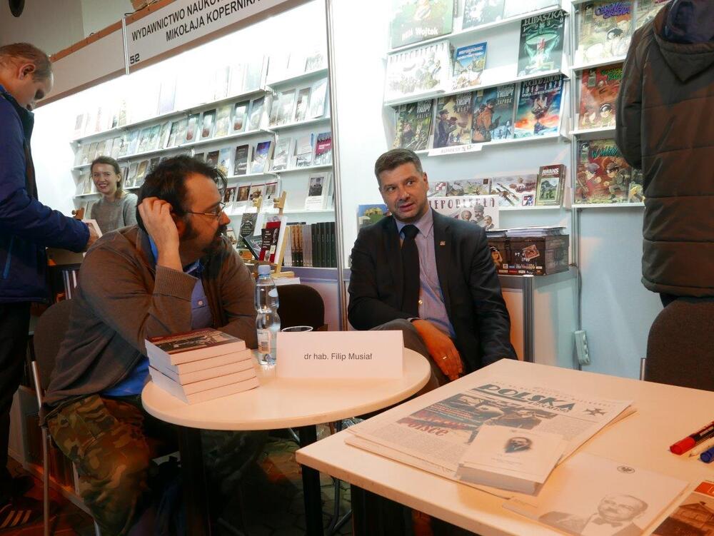 Filip Musiał podpisuje książkę „Podręcznik bezpieki” – 30 listopada 2019