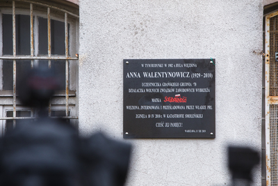 Odsłonięcie na terenie Muzeum Żołnierzy Wyklętych i Więźniów Politycznych PRL w Warszawie tablicy upamiętniającej Annę Walentynowicz. Fot. Sławek Kasper (IPN)