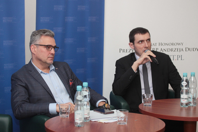 Spotkanie z cyklu „Tajemnice bezpieki”. Od lewej: Piotr Woyciechowski i Witold Bagieński– Warszawa, 16 grudnia 2019. Fot. Piotr Życieński (IPN)
