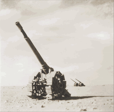 Włoskie działa pod Bardią w gminie Al-Butnan w pobliżu Tobruku, 1942 r.