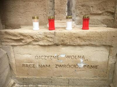 Pomnik w Kyrenii, upamiętniający obecność polskich uchodźców na Cyprze. Fot. Ambasada RP w Nikozji