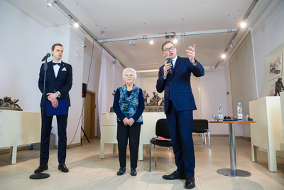 Od lewej: Adam Stefan Lewandowski, rzecznik prasowy IPN; Ada Krystyna Willenberg, wdowa po Artyście; Jarosław Szarek, prezes IPN – Warszawa, 28 stycznia 2020. Fot. Sławek Kasper (IPN)