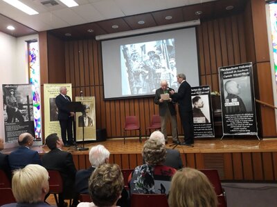 Zbigniew Ryszard Leman (w środku) podczas otwarcia wystawy o rotmistrzu Pileckim w Melbourne (Australia) – 5 listopada 2017. Fot. IPN