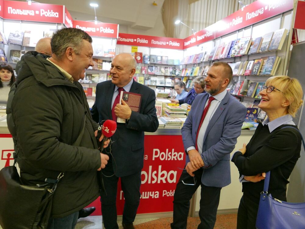 Arkadiusz Wingert, zastępca dyrektora Wydawnictwa IPN w rozmowie z Cezarym Karpińskim, dyrektorem Instytutu Polskiego w Mińsku oraz korespondentem Polskiego Radia 24 – Mińsk (Białoruś) – 6 lutego 2020. Fot. Maciej Steppa (IPN)
