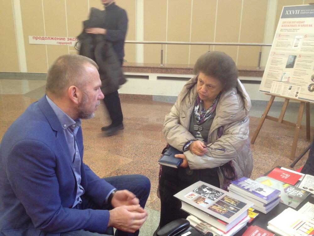 Zastępca dyrektora Wydawnictwa IPN  Arkadiusz Wingert w rozmowie z Aliną Novikową, dyrektorem wydawnictwa Pro Christo z Mińska (Białoruś). Fot. Maciej Steppa (IPN)