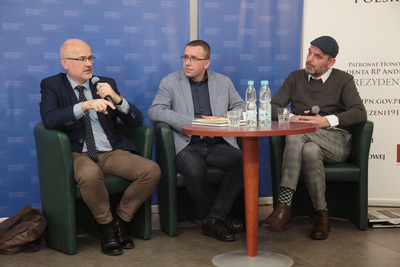 Od lewej: dr hab. prof. UG Grzegorz Berendt, Rafał Dudkiewicz, Igor Lendorf. Spotkanie z cyklu „Historia zza kulis” – Warszawa, 11 lutego 2020. Fot. Piotr Życieński (IPN)