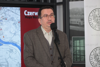 Dr Tomasz Łabuszewski, odpowiedzialny za przygotowanie koncepcji placówki i merytoryczną część ekspozycji stałej na „Strzeleckiej 8”. Fot. Piotr Życieński (IPN)