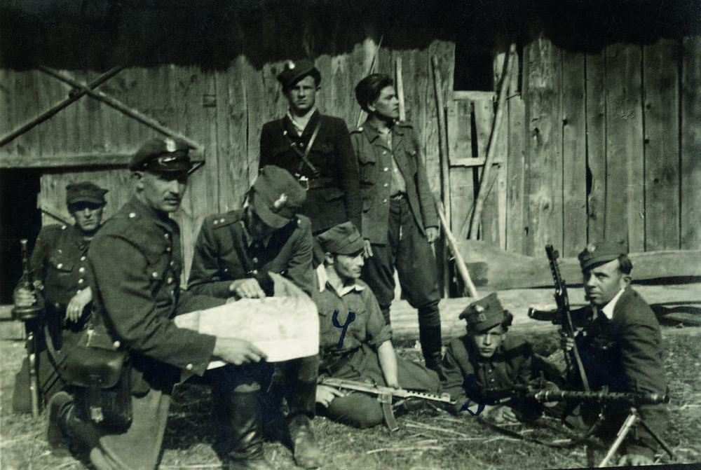 Odprawa oddziału Józefa Struga „Ordona” i patrolu kpt. Zdzisława Brońskiego „Uskokoka”. Fot. AIPN