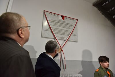 Odsłonięcie tablicy upamiętniającej członków Podziemnej Organizacji Harcerstwa Polskiego – Chorzów, 28 lutego 2020