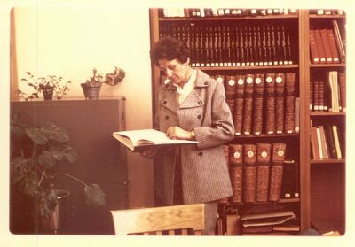 Anna Poray-Wybranowska podczas pracy bibliotece (fot. Archiwum IPN)