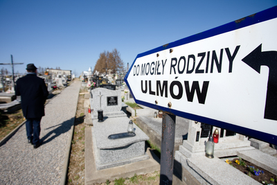 Zastępca prezesa IPN dr Mateusz Szpytma złożył kwiaty na grobie zamordowanej za pomoc Żydom rodziny Ulmów – 24 marca 2020. Fot. Sławek Kasper (IPN)