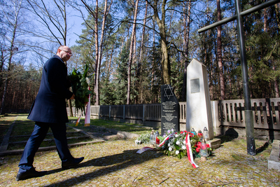 Na cmentarzu wojennym w Jagielle, gdzie spoczywają prochy Żydów, zabitych przez Niemców wraz z ukrywającą ich rodziną Ulmów – 24 marca 2020. Fot. Sławek Kasper (IPN)