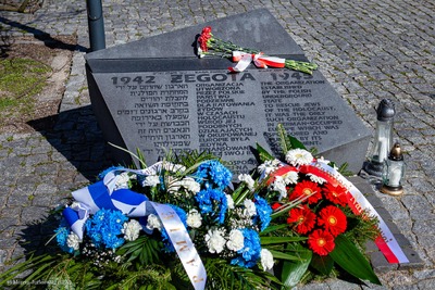 Prezes IPN Jarosław Szarek złożył kwiaty przed pomnikiem upamiętniającym działalność i walkę Rady Pomocy Żydom „Żegota”. Fot. Marcin Jurkiewicz (IPN)