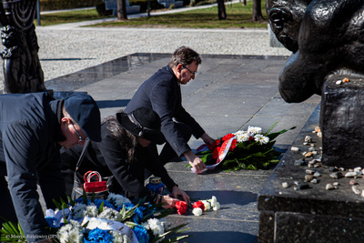 Kwiaty pod pomnikiem Bohaterów Getta. Fot. Marcin Jurkiewicz (IPN)