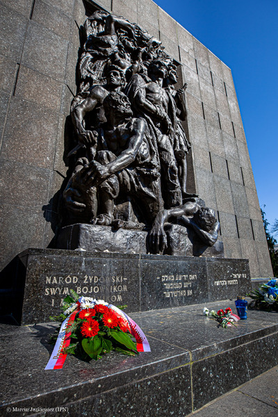Kwiaty przed pomnikiem Bohaterów Getta. Fot. Marcin Jurkiewicz (IPN)
