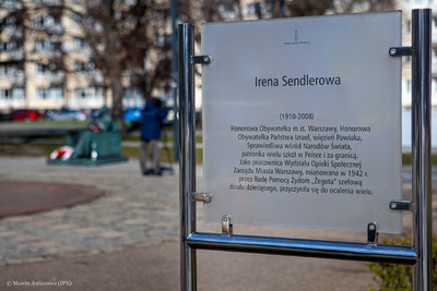 Tablica informacyjna przy alei Ireny Sendlerowej. Fot. Marcin Jurkiewicz (IPN)