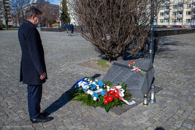 Prezes IPN Jarosław Szarek złożył kwiaty przed pomnikiem upamiętniającym działalność i walkę Rady Pomocy Żydom „Żegota”. Fot. Marcin Jurkiewicz (IPN)