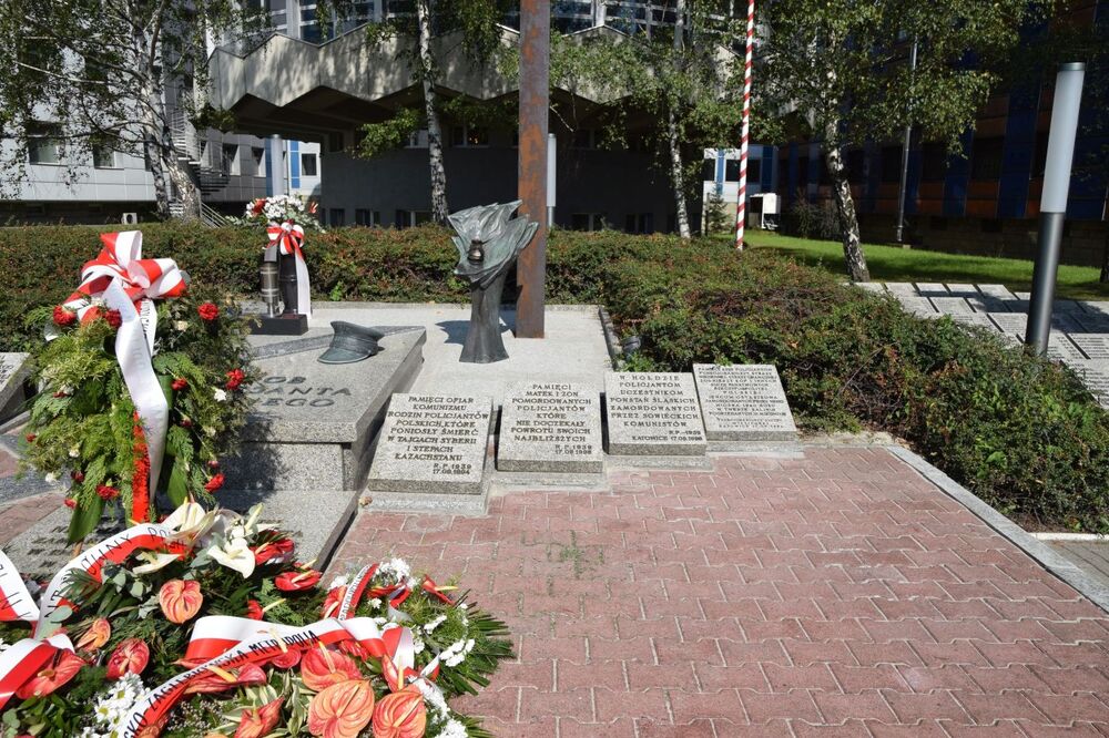 Prace remontowe Grobu Policjanta Polskiego w Katowicach