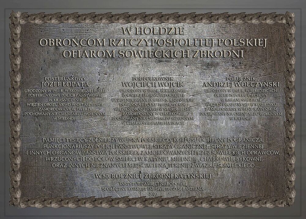 Tablica na fasadzie kościoła w Skomielnej Białej