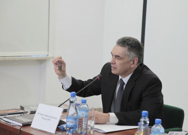 Konferencja prasowa prezesa IPN Janusza Kurtyki – 6 kwietnia 2010. Fot. Piotr Życieński (IPN)