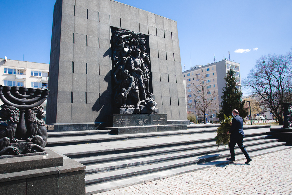 77. rocznica wybuchu powstania w getcie warszawskim – wiceprezes IPN Mateusz Szpytma składa kwiaty pod pomnikiem Bohaterów Getta. Fot. Sławek Kasper (IPN)