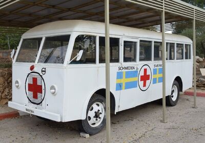 Autobus, który w 1945 roku brał udział w akcji Szwedzkiego Czerwonego Krzyża, stojący na terenie Instytutu Pamięci Męczenników i Bohaterów Holocaustu Yad Vashem w Jerozolimie (fot. Maciej Foks)