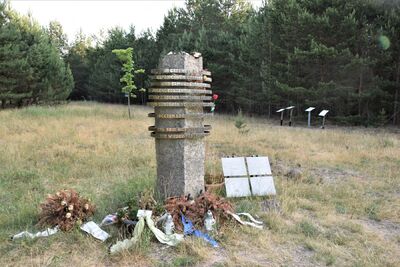 Pomnik pamięci torturowanych i zamordowanych więźniarek młodzieżowego obozu koncentracyjnego dla dziewcząt i młodych kobiet oraz późniejszego obozu zagłady Uckermark 1942-1945 (fot. Maciej Foks)