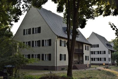 Budynki dla załogi obozu na terenie byłego KL Ravensbrück (fot. Maciej Foks)