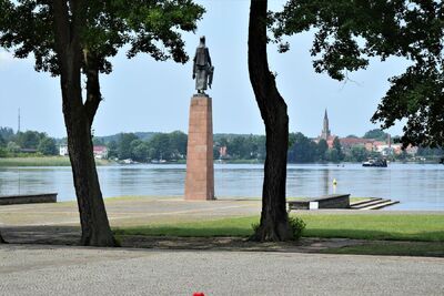 Rzeźba dłuta Willa Lammerta nad jeziorem. (fot. Maciej Foks)