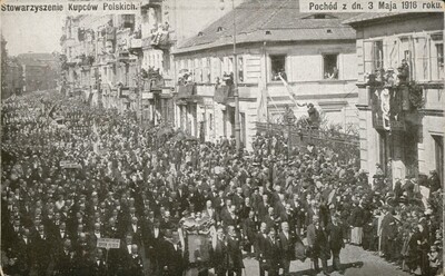 Pochód 3 maja 1916 w Warszawie. Pocztówka ze zbiorów cyfrowych Biblioteki Narodowej („polona.pl”)
