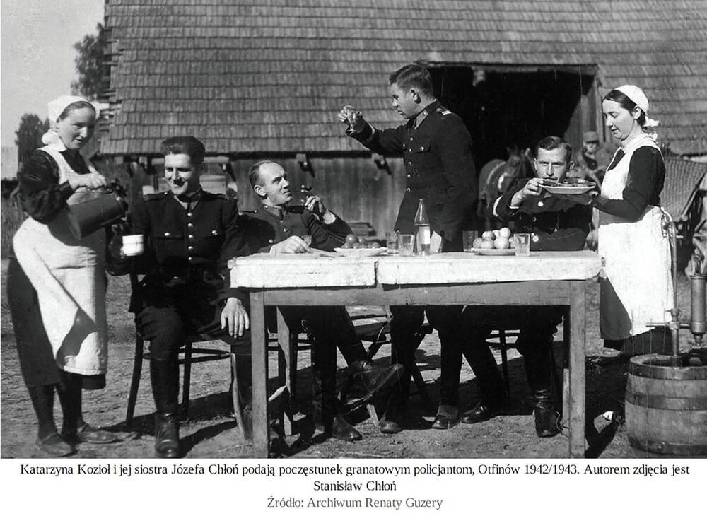 Katarzyna Kozioł i jej siostra Józefa Chłoń podają poczęstunek granatowym policjantom, Otfinów 1942/1943. Fot. Stanisław Chłoń. Żródło: archiwum Renaty Guzery