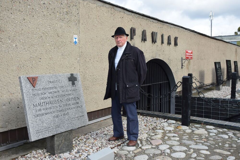 Muzeum Więzienia Pawiak. Stanisław Zalewski przed tablicą wykonaną z granitu pochodzącego z kamieniołomu w Gusen. (fot. Maciej Foks)