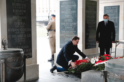Złożenie kwiatów przy Grobie Nieznanego Żołnierza w 75. rocznicę wyzwolenia przez Żołnierzy Brygady Świętokrzyskiej niemieckiego obozu koncentracyjnego w Holiszowie – 5 maja 2020. Fot. Sławomir Kasper (IPN)