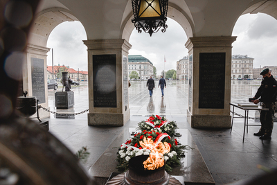 Złożenie kwiatów przy Grobie Nieznanego Żołnierza w 75. rocznicę wyzwolenia przez Żołnierzy Brygady Świętokrzyskiej niemieckiego obozu koncentracyjnego w Holiszowie – 5 maja 2020. Fot. Sławomir Kasper (IPN)
