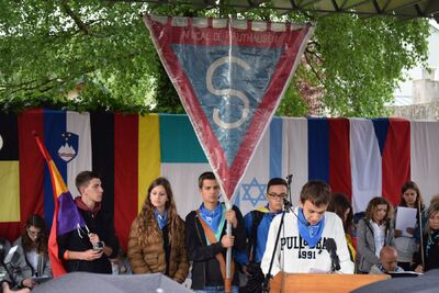 Młodzież z Hiszpanii w trakcie uroczystości rocznicy wyzwolenia na terenie Memoriału Gusen, 2015 r. (fot. Maciej Foks)