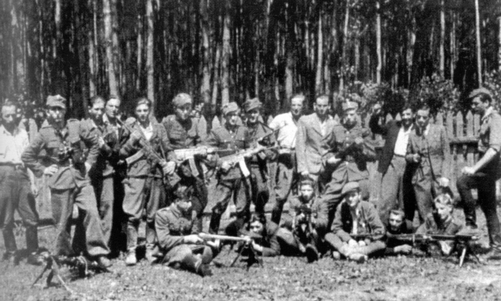 Oddział orlika – Partyzanci oddziału DSZ-WiN kpt. Mariana Bernaciaka „Orlika”, lato 1946 r. Fot. Zasoby IPN.