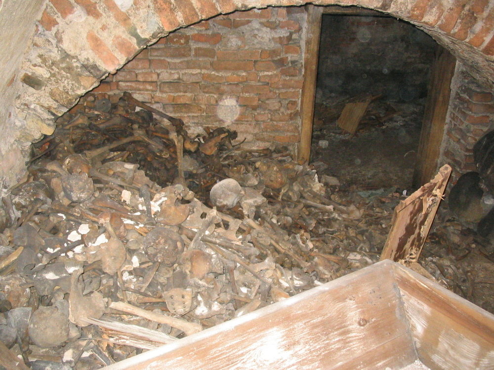 Kości ofiar spalonych w kościele św. Józefa w Gdańsku przez Sowietów, ok. 2006 r., (ze zbiorów Zgromadzenia Misjonarzy Oblatów Maryi Niepokalanej w Gdańsku)