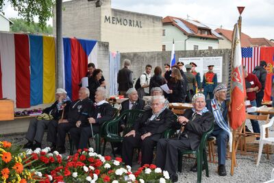 Byli więźniowie obozów koncentracyjnych podczas uroczystości 70. rocznicy wyzwolenia obozu w Memoriale Gusen. Maj 2015 r. (fot. Maciej Foks)