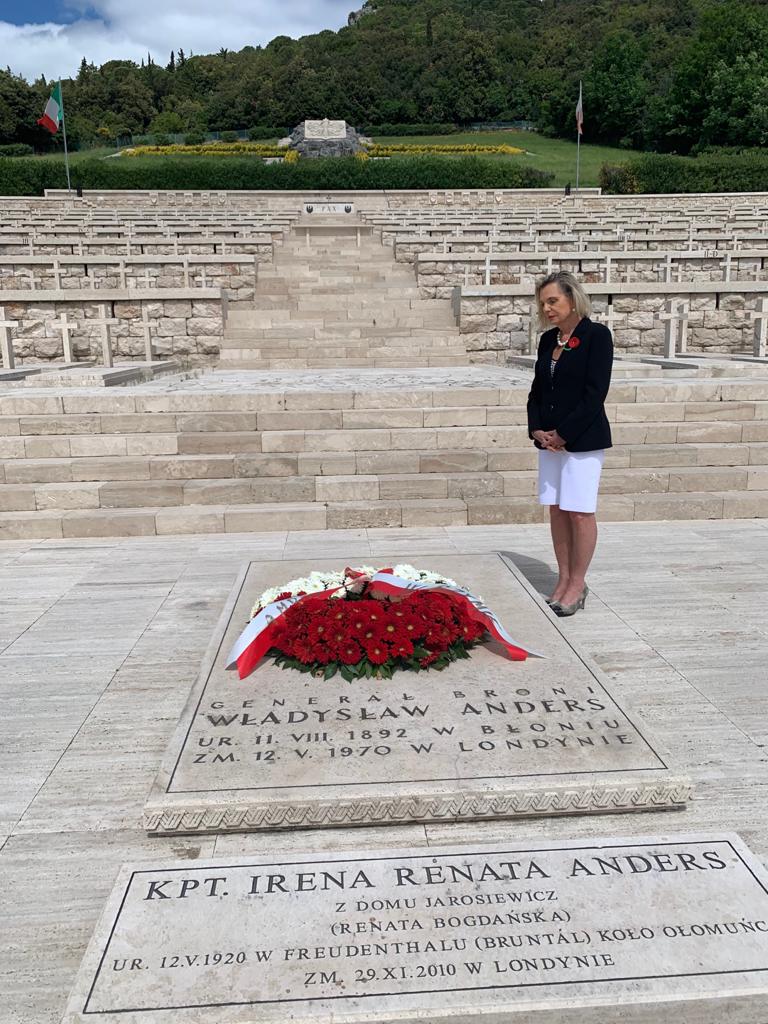 Ambasador Anna Maria Anders podczas składania wieńca na grobie gen. Władysława Andersa – Monte Cassino, 12 maja 2020 (źródło: Ambasada RP w Rzymie)