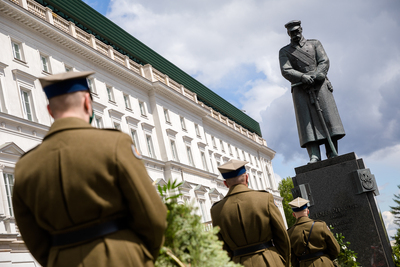 Przy pomniku Marszałka Józefa Piłsudskiego w Warszawie – 12 maja 2020. Fot. Sławek Kasper (IPN)