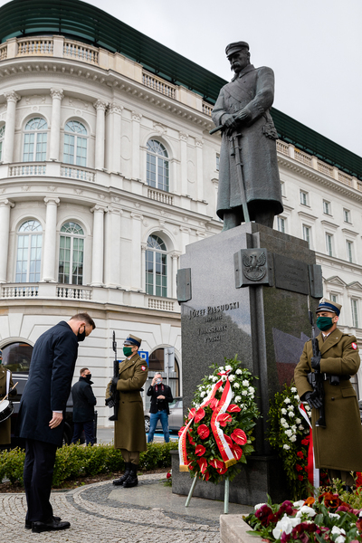 Prezydent RP Andrzej Duda przy pomniku Marszałka Józefa Piłsudskiego w Warszawie – 12 maja 2020. Fot. Sławek Kasper (IPN)