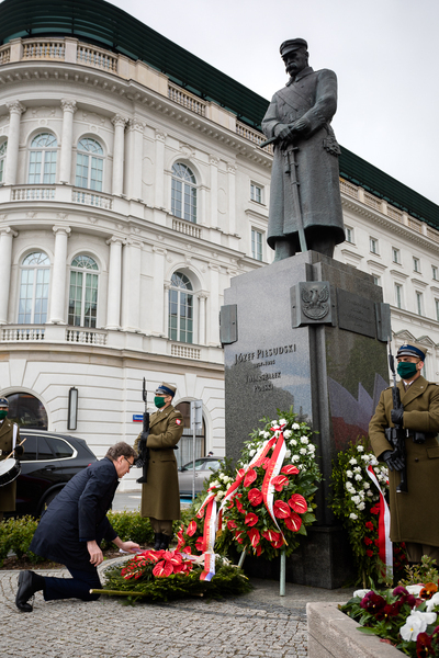 Wieniec przed pomnikiem Marszałka Józefa Piłsudskiego w Warszawie składa prezes IPN Jarosław Szarek – 12 maja 2020. Fot. Sławek Kasper (IPN)