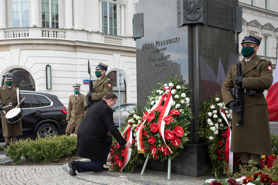 Wieniec przed pomnikiem Marszałka Józefa Piłsudskiego w Warszawie składa szef UdSKiOR Jan Józef Kasprzyk – 12 maja 2020. Fot. Sławek Kasper (IPN)