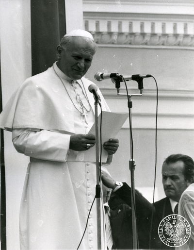 Jan Paweł II przemawia na wadowickim rynku – 7 VI 1979. Fot. AIPN (Sygnatura: IPNPo-7-7-1-83)