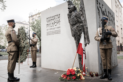 Uroczystość pod pomnikiem Witolda Pileckiego na warszawskim Żoliborzu – 25 maja 2020. Fot. Sławek Kasper (IPN)