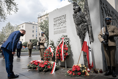 Kwiaty pod pomnikiem Witolda Pileckiego na Żoliborzu składa wiceprezes IPN dr Mateusz Szpytma – 25 maja 2020. Fot. Sławek Kasper (IPN)