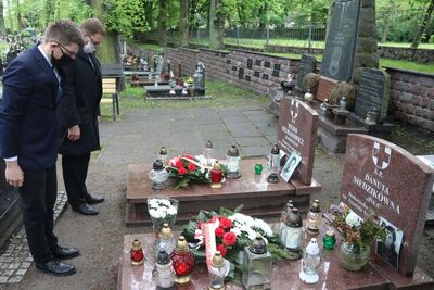 Przedstawiciele IPN w Gdańsku odwiedzili groby Danuty Siedzikówny „Inki” i Feliksa Selmanowicza „Zagończyka” na Cmentarzu Garnizonowym – 25 maja 2020
