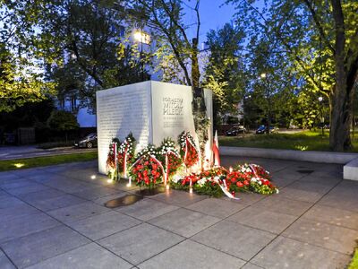 Adam Siwek, dyrektor BUWiM IPN, zapalił znicz pod pomnikiem rotmistrza przy al. Wojska Polskiego w Warszawie – 25 maja 2020. Fot. Mateusz Niegowski (IPN)