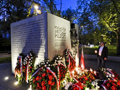 Adam Siwek, dyrektor BUWiM IPN, zapalił znicz pod pomnikiem rotmistrza przy al. Wojska Polskiego w Warszawie – 25 maja 2020. Fot. Mateusz Niegowski (IPN)
