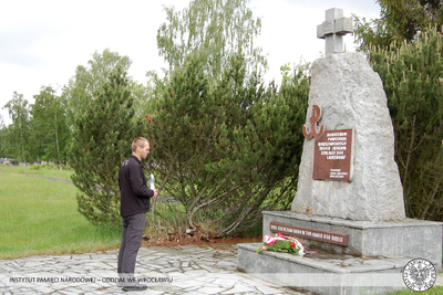Przy pomniku Bohaterom Powstania Warszawskiego – jeńcom Stalagu 344 Lamsdorf, wśród których był Witold Pilecki. Łambinowice, 25 maja 2020